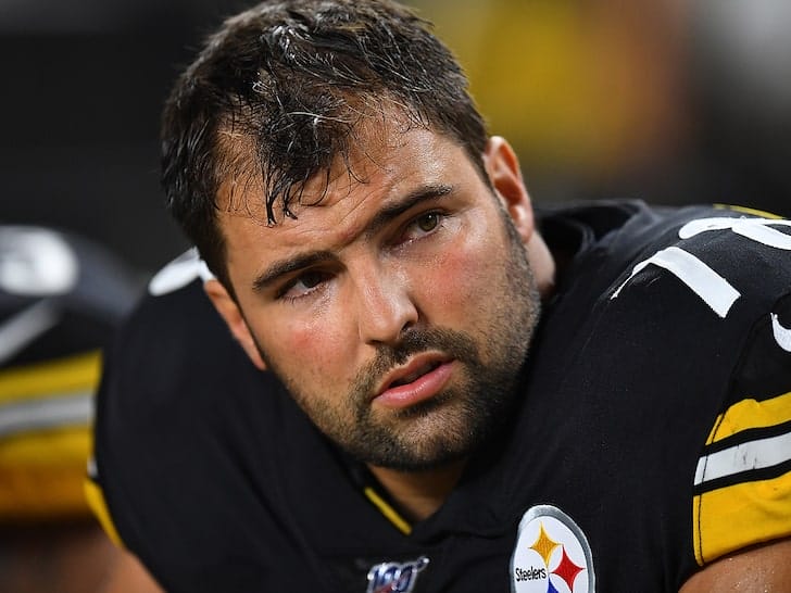 Steelers tackle Alejandro Villanueva helmet Honors Military Hero